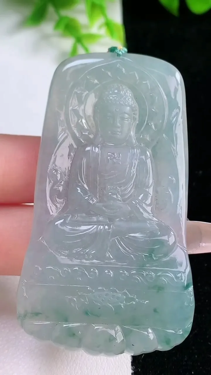 天然A货翡翠冰种飘花大日如来吊坠，尺寸64.8-32-4.8，重量:29.26g
1月16日