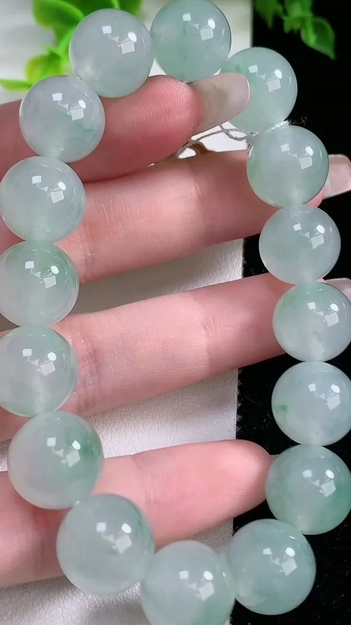 天然A货翡翠种飘花圆珠手串，尺寸12.5-16颗，重量:53.75g1月16日
工厂直销收藏佳品,种好水足，色泽均匀，有种有色，上手高大气！