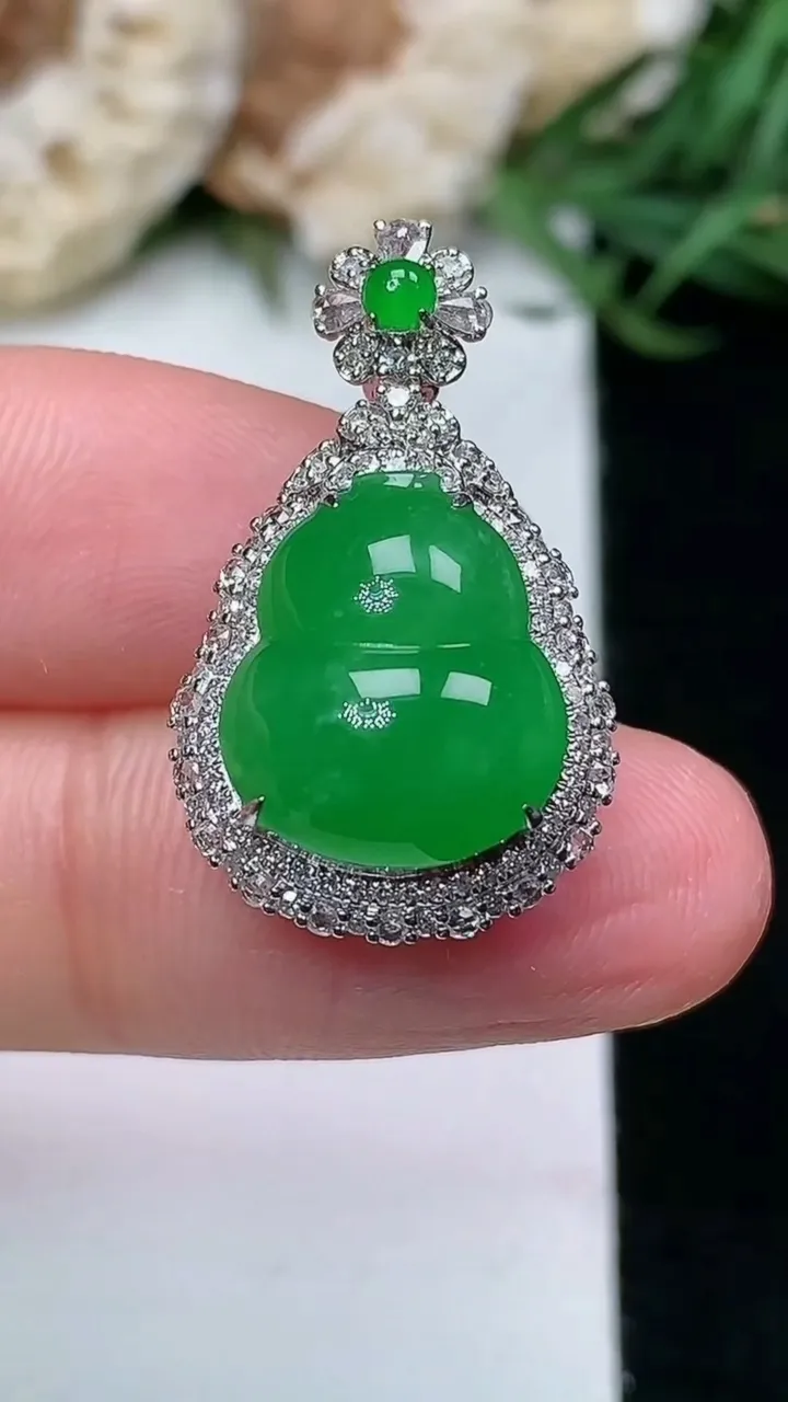 天然A货翡翠葫芦吊坠，尺寸25.2-15.3-11.8，裸石13-11.3，重量:4.16g
1月1