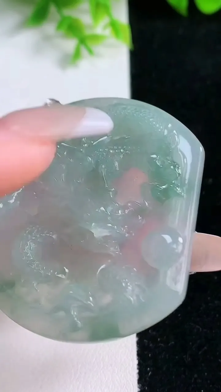 天然A货翡翠龙牌吊坠，尺寸49.2-42.4-5，重量:22.20g
1月16日