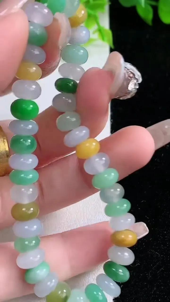 天然A货翡翠三彩算盘珠手串，尺寸7.8-3.8-40颗，重量:20.83g1月16日
工厂直销收藏佳