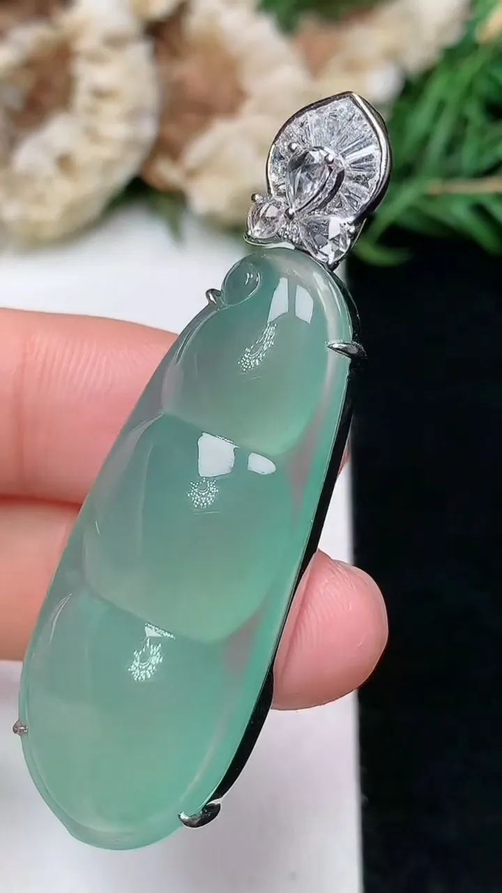 天然A货翡翠福豆吊坠，尺寸41-16.9-8.8，重量:12.58g
1月16日