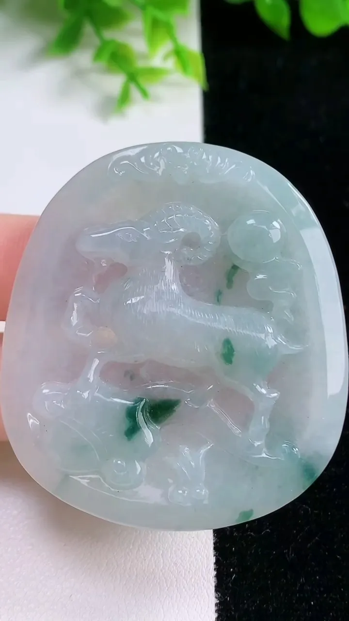 天然A货翡翠冰种飘花生肖羊吊坠，尺寸53.3-47.4-5.2，重量:25.12g
1月16日