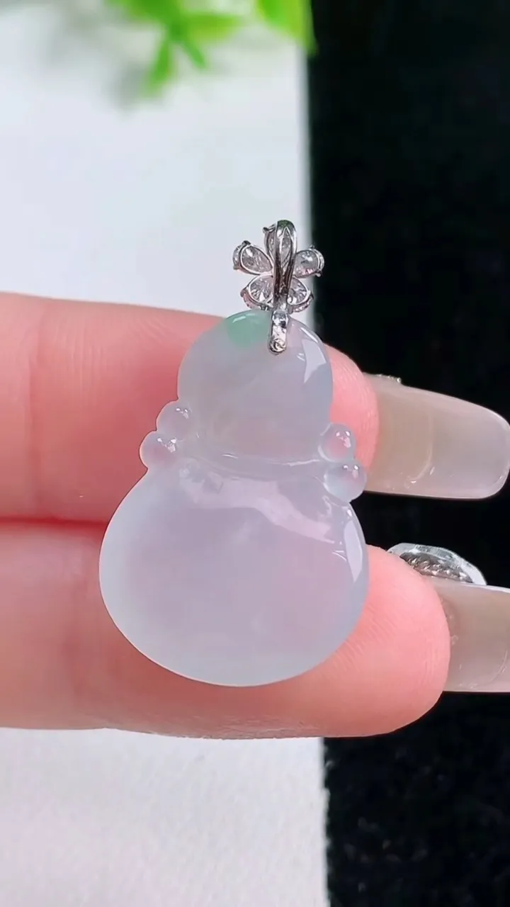 天然A货翡翠福袋吊坠，尺寸22.3-17-5.7，重量:3.54g
1月16日