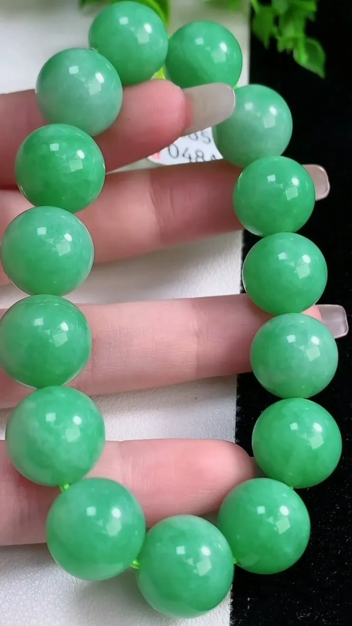 天然A货翡翠圆珠手串，尺寸13.8-15颗，重量:70.45g1月16日
工厂直销收藏佳品,种好水足，色泽均匀，有种有色，上手高大气！