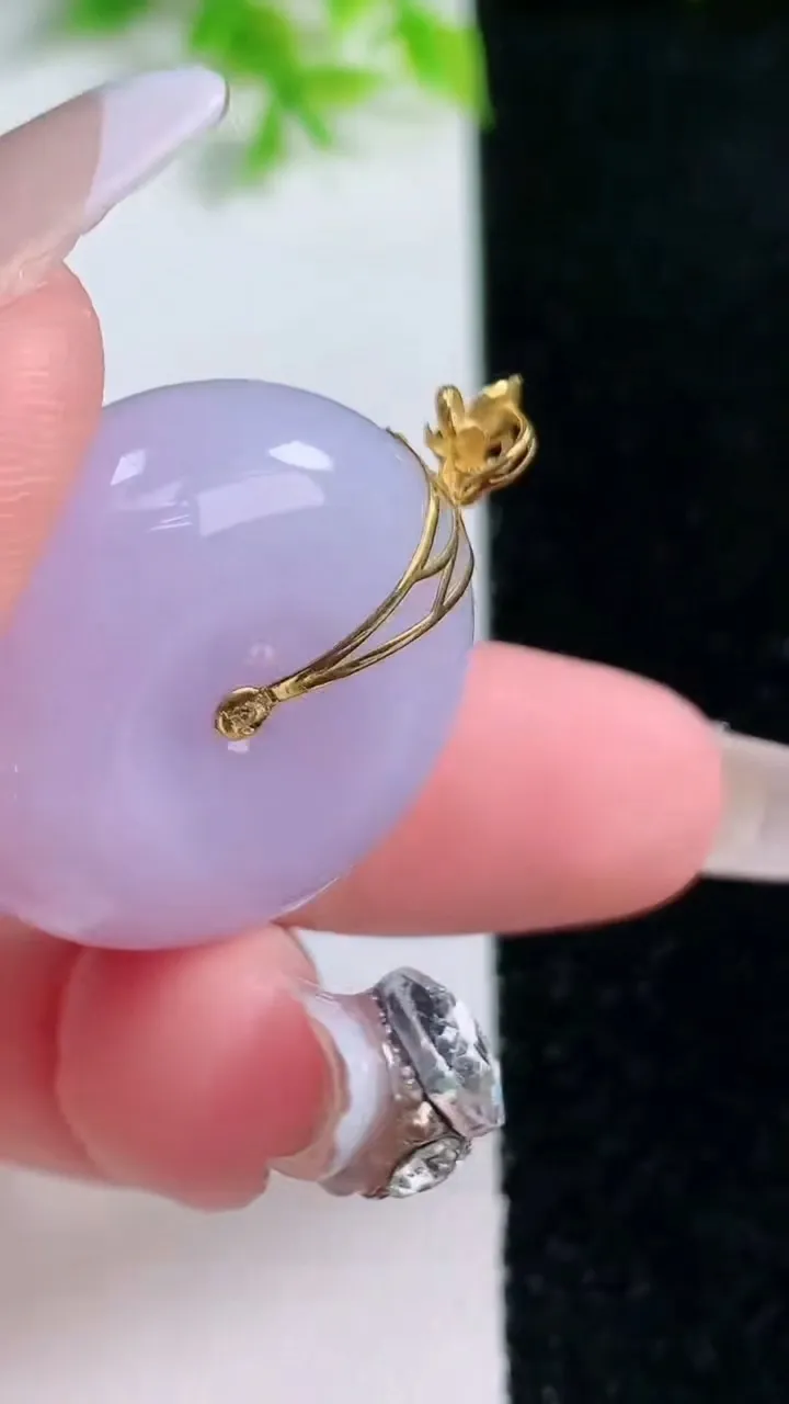 天然A货翡翠18K金紫罗兰平安扣吊坠，尺寸26.6-11.2，重量:17.02g
1月16日