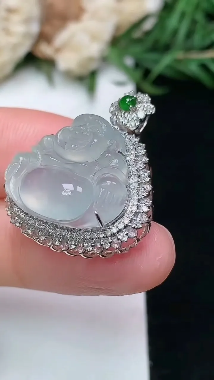 天然A货翡翠白冰佛公吊坠，尺寸26.4-22.6-11.4，裸石15.5-18，重量:4.38g
1月16日