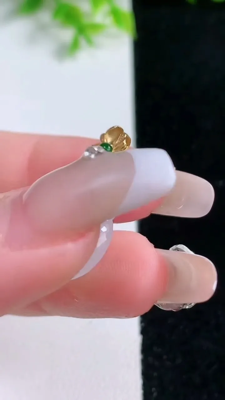 天然A货翡翠种白冰葫芦吊坠，尺寸21-16.6-7.8，重量:4.00g
1月16日