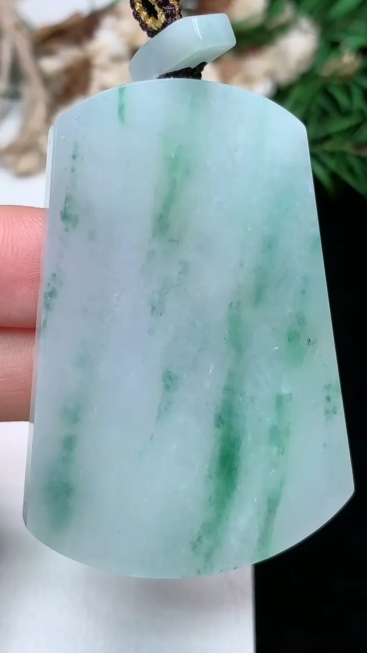 天然A货翡翠飘花无事牌吊坠，尺寸53-37.3-4.8，重量:27.85g
1月16日