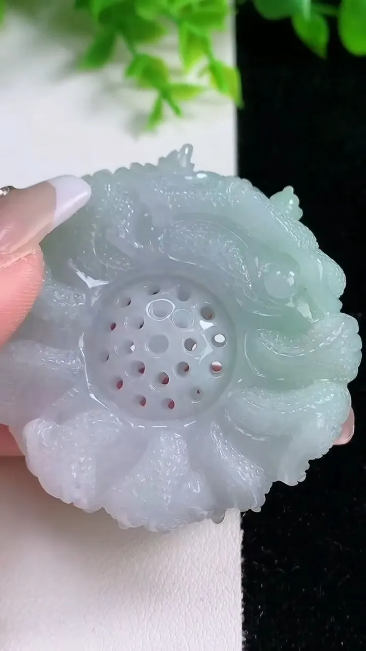 天然A货翡翠九龙至尊 龙牌吊坠，尺寸50.6-53-10.8，重量:56.27g
1月16日