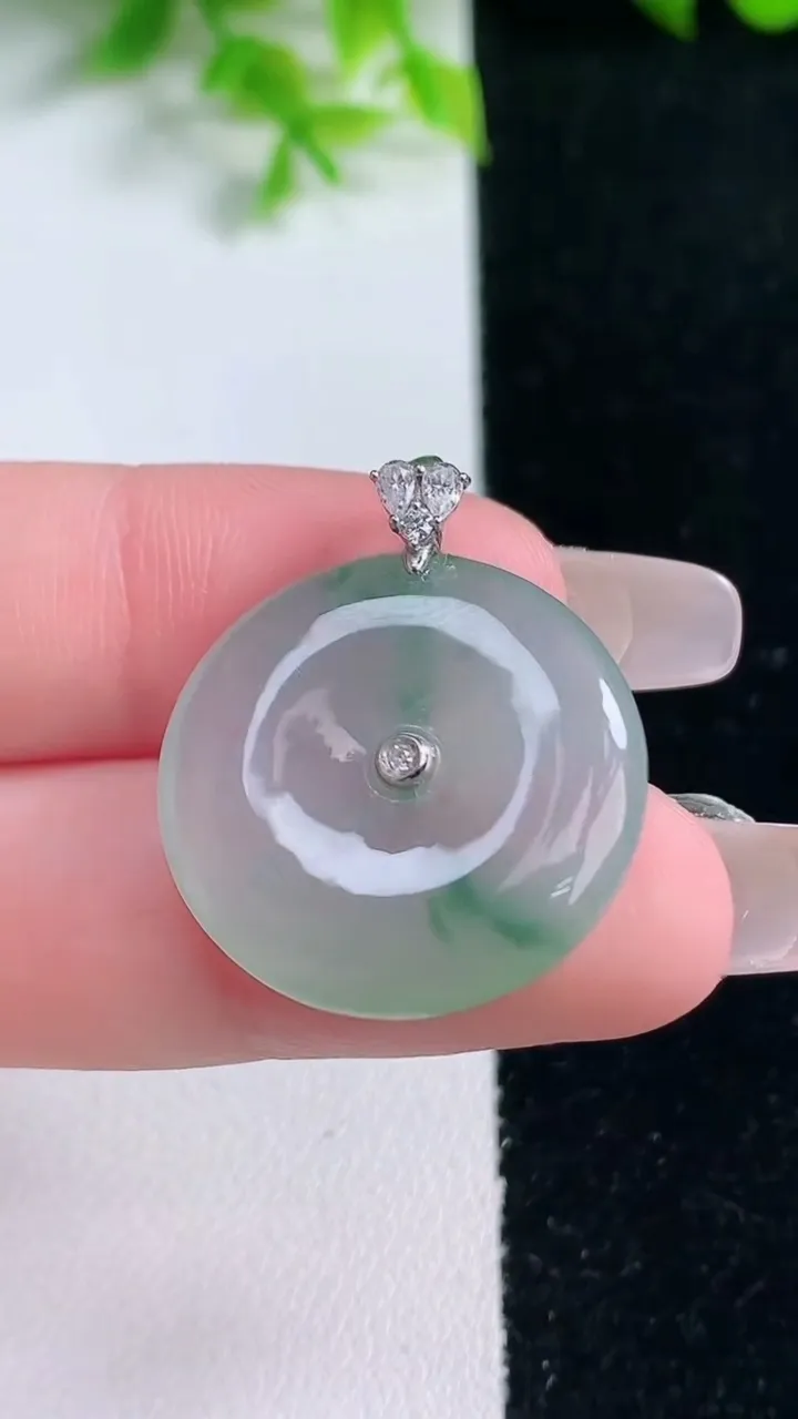 天然A货翡翠种飘花平安扣吊坠，尺寸23.2-4.4，重量:5.57g
1月16日