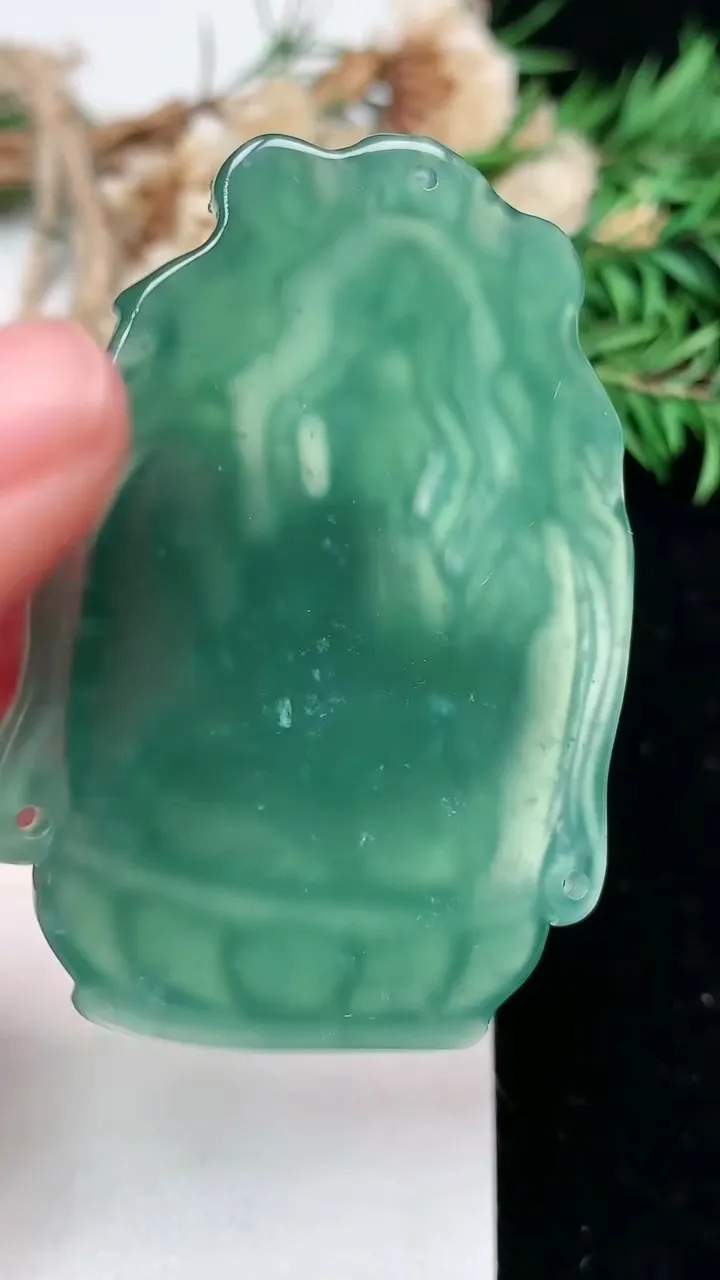 天然A货翡翠蓝水千手观音吊坠，尺寸57.6-41.2-6.2，重量:26.83g
1月16日