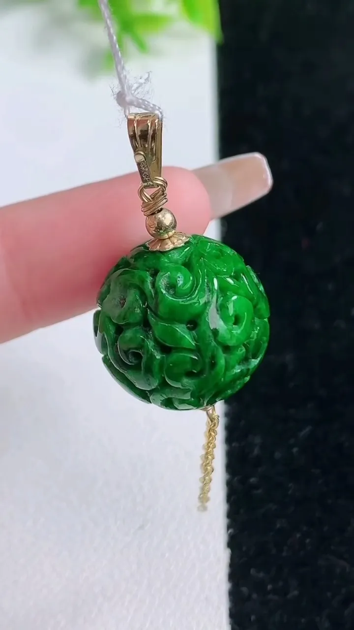 天然A货翡翠雕花圆珠吊坠，尺寸16.7，重量:10.00g1月16日
工厂直销收藏佳品,种好水足，色泽均匀，有种有色，上手高大气！