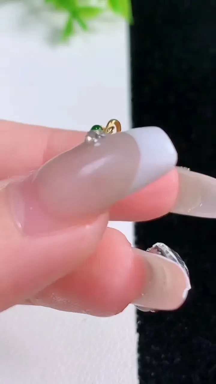 天然A货翡翠福瓜吊坠，尺寸21.4-15-4.3，重量:3.59g
1月16日