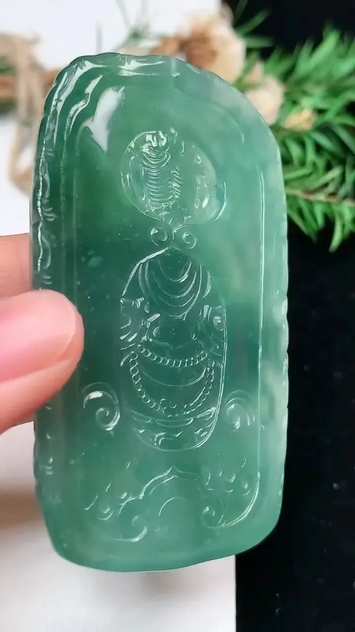 天然A货翡翠蓝水千手观音吊坠，尺寸70.8-40.4-7.2，重量:46.00g
1月16日