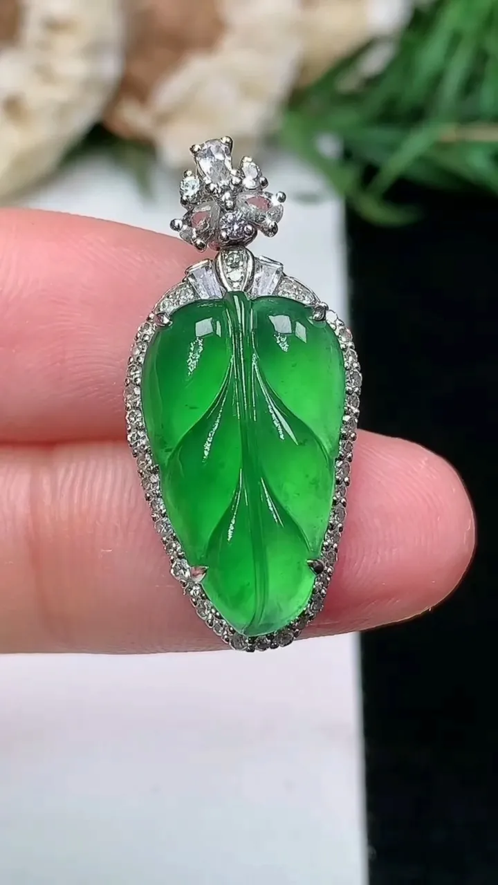 天然A货翡翠金枝玉叶 叶子吊坠，尺寸28-13-7.6，裸石18.3-10.9，重量:4.34g
1