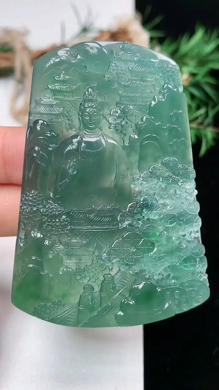 天然A货翡翠蓝水山水素衣观音吊坠，尺寸63.9-4.8-6，重量:33.66g
1月16日