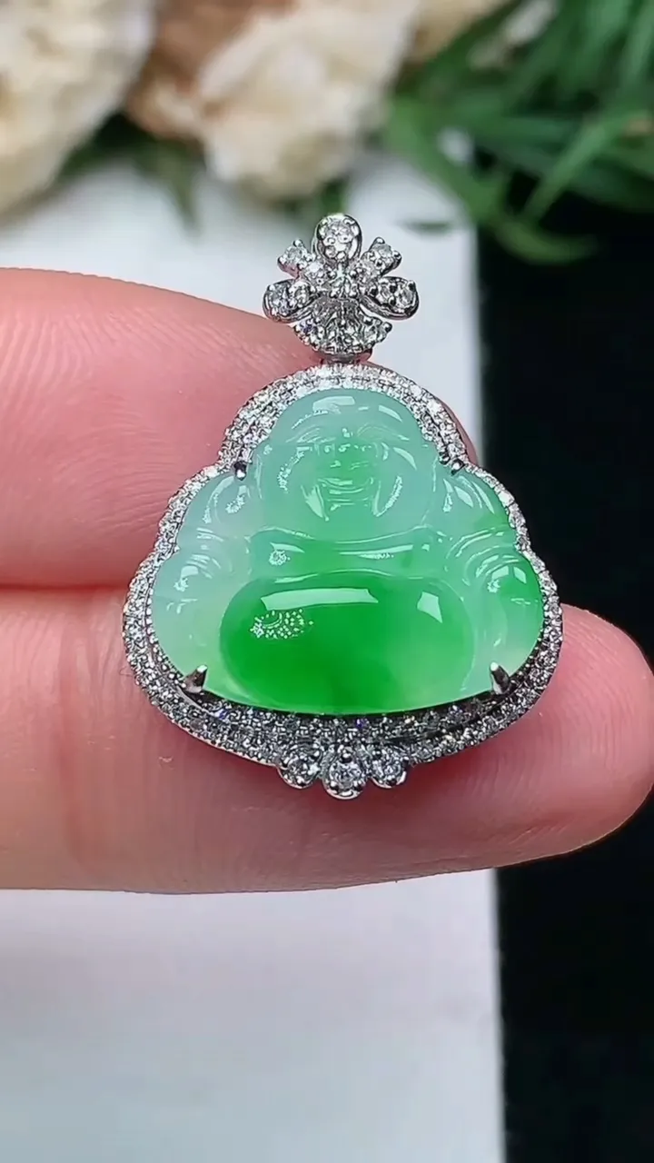 天然A货翡翠佛公吊坠，尺寸23.8-17.4-8，裸石12.7-15，重量:2.66g
1月16日