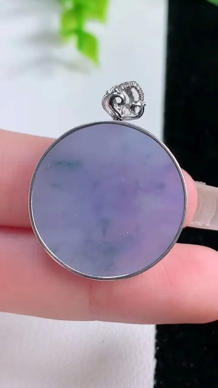 天然A货翡翠种紫罗兰飘花无事牌吊坠，尺寸25.2-4，重量:1.92g
1月16日