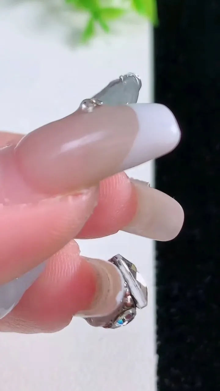 天然A货翡翠冰种飘花观音菩萨吊坠，尺寸44.2-22.2-5.4，重量:9.31g
1月16日