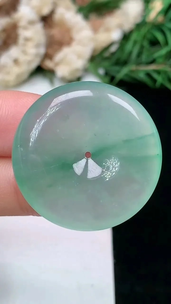 天然A货翡翠平安扣吊坠，尺寸28.5-5.8，重量:9.68g
1月16日