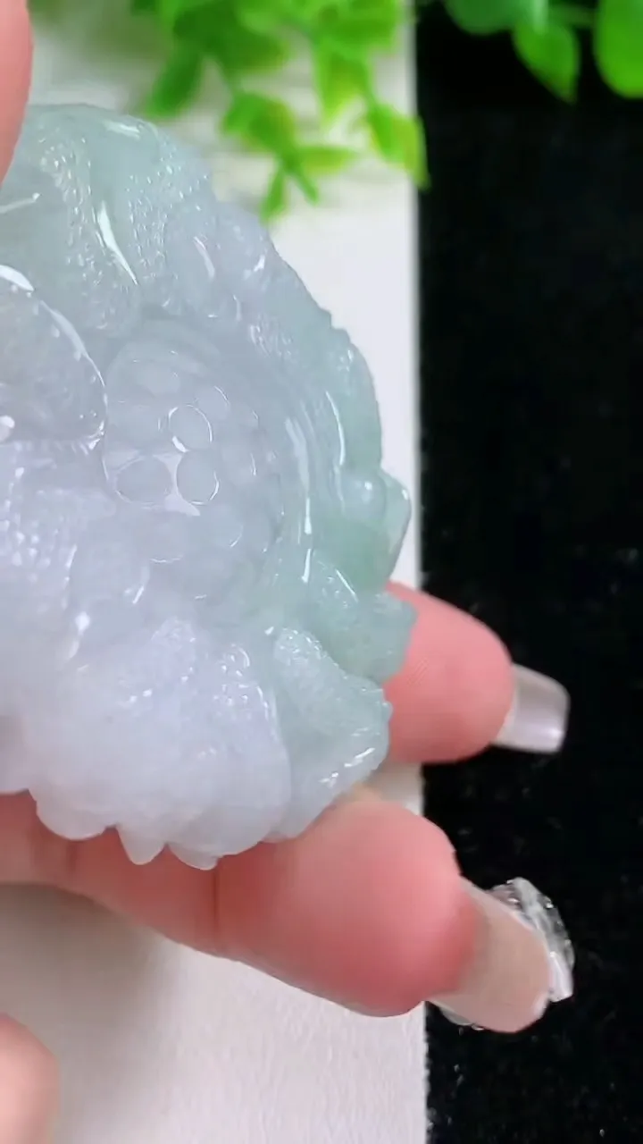 天然A货翡翠九龙至尊 龙牌吊坠，尺寸50.6-53-10.8，重量:56.27g
1月16日