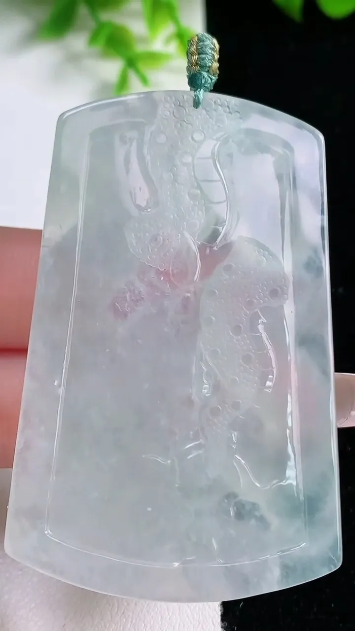 天然A货翡翠龙牌吊坠，尺寸61.5-38.4-7.6，重量:37.49g
1月16日