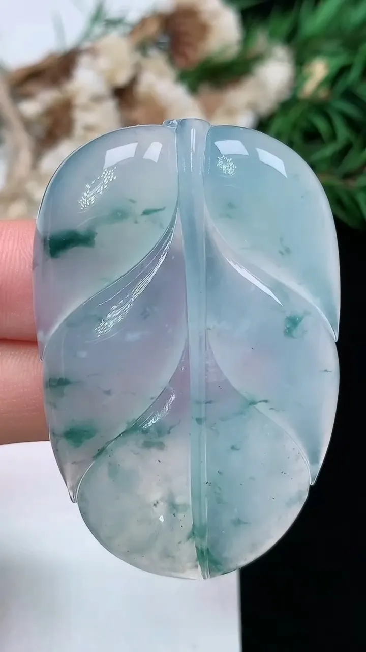 天然A货翡翠飘花金枝玉叶 叶子镶嵌件，尺寸50.4-33.4-6.2，重量:20.62g
1月16日