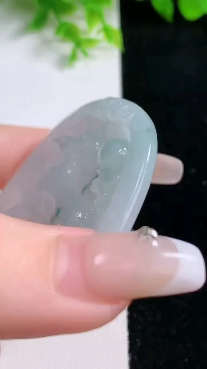 天然A货翡翠冰种飘花生肖羊吊坠，尺寸53.3-47.4-5.2，重量:25.12g
1月16日