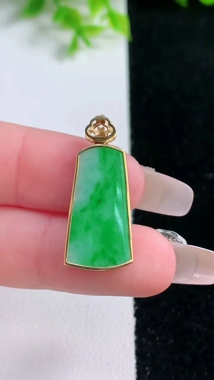 天然A货翡翠无事牌吊坠，尺寸20.8-12-2.8，重量:2.42g
1月16日