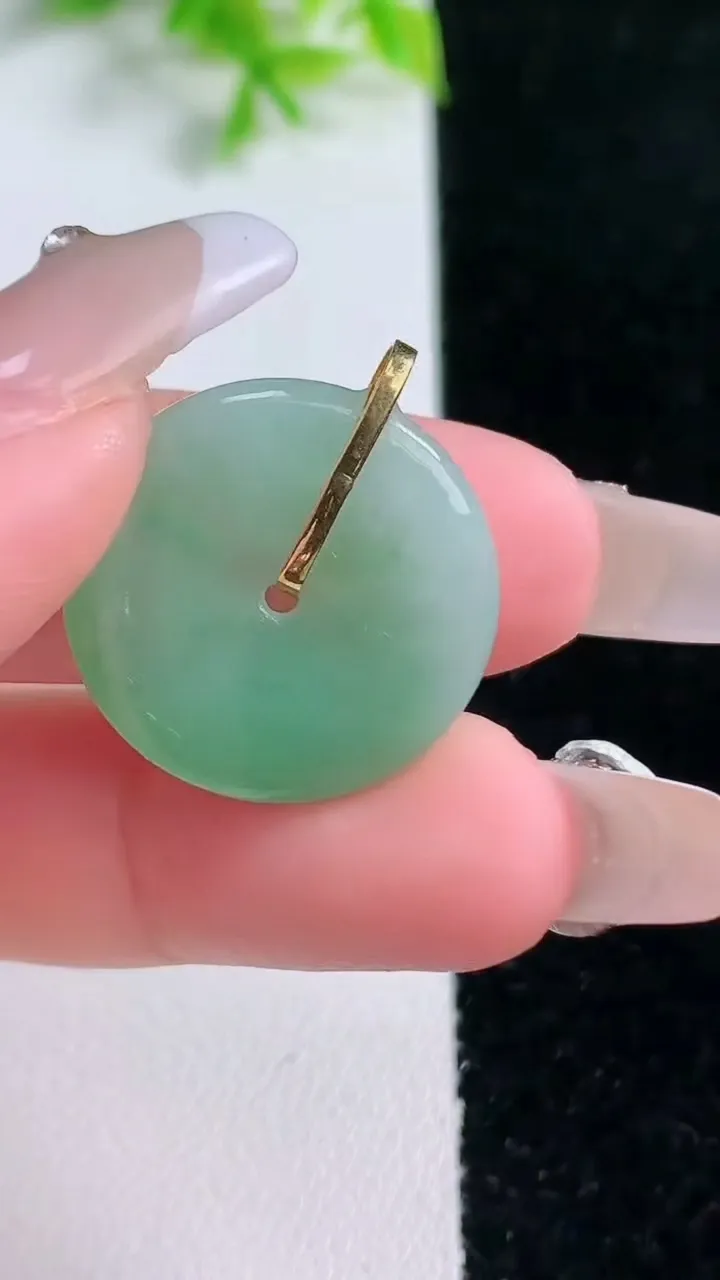 天然A货翡翠平安扣吊坠，尺寸21.3-3.4，重量:3.90g
1月16日