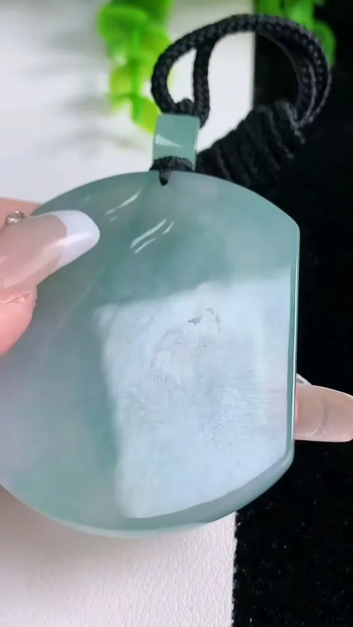 天然A货翡翠种飘花观音菩萨吊坠，尺寸52-42-5.2，重量:34.89g
1月16日