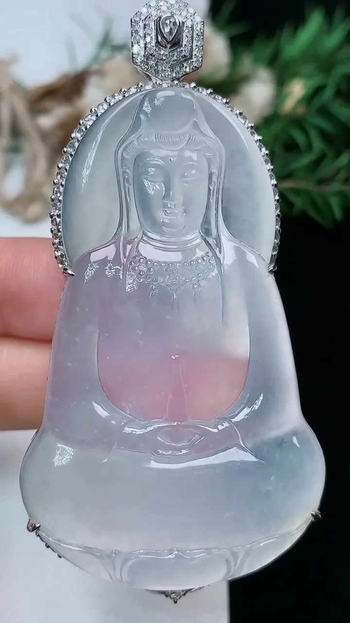 天然A货翡翠白冰素衣观音吊坠，尺寸75.6-60-37-12.3，重量:28.23g
1月16日