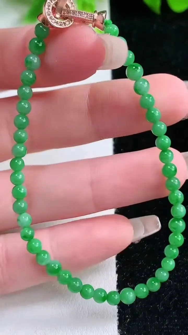 天然A货翡翠小米珠手串，尺寸3.5-45颗，重量:5.06g1月16日
工厂直销收藏佳品,种好水足，色泽均匀，有种有色，上手高大气！