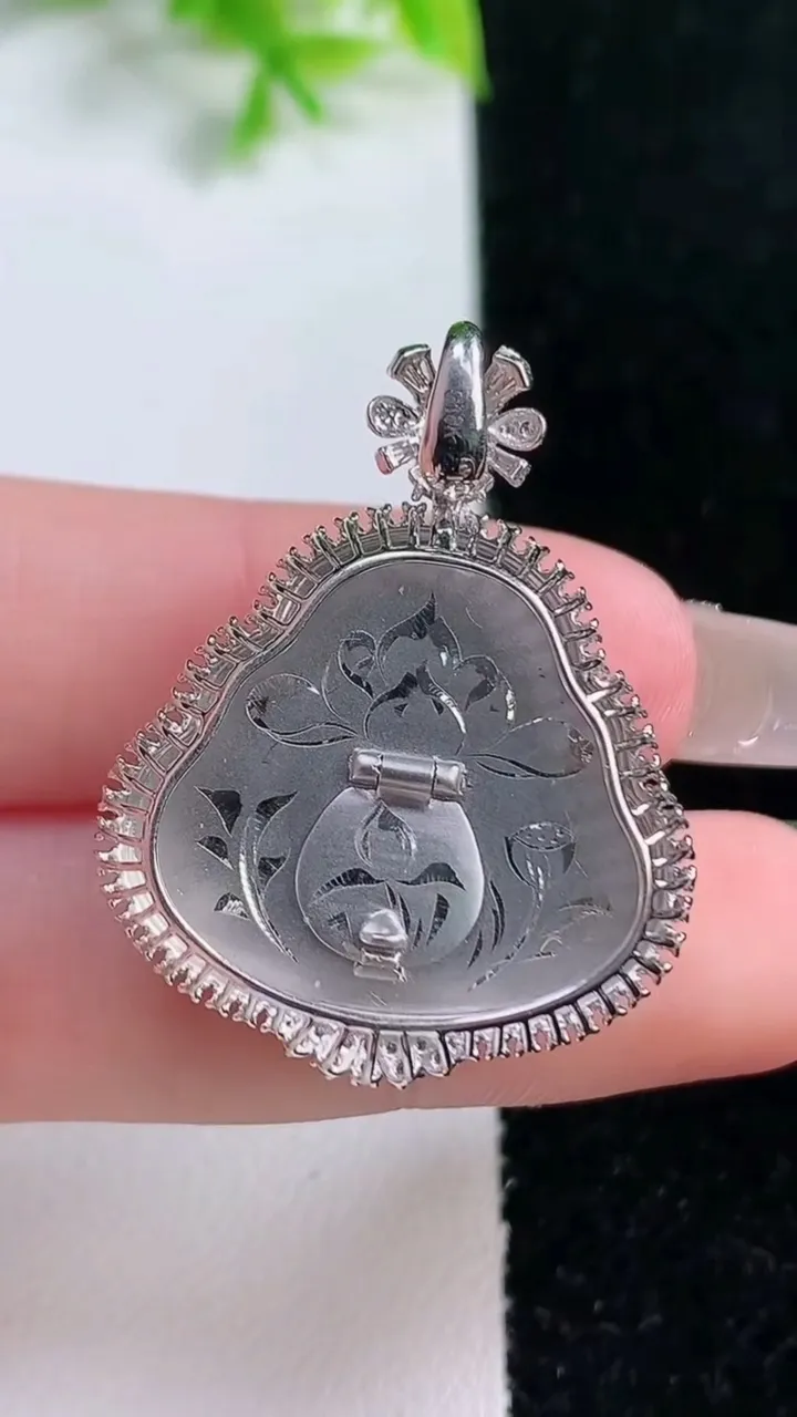 天然A货翡翠佛公吊坠，尺寸33.8-26.6-10.7，裸石22-24.3重量:8.90g
1月16日