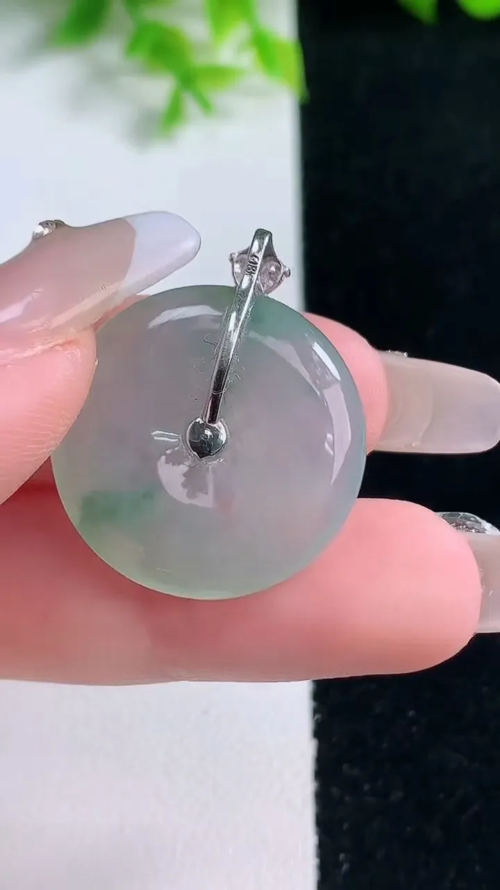 天然A货翡翠种飘花平安扣吊坠，尺寸23.2-4.4，重量:5.57g
1月16日