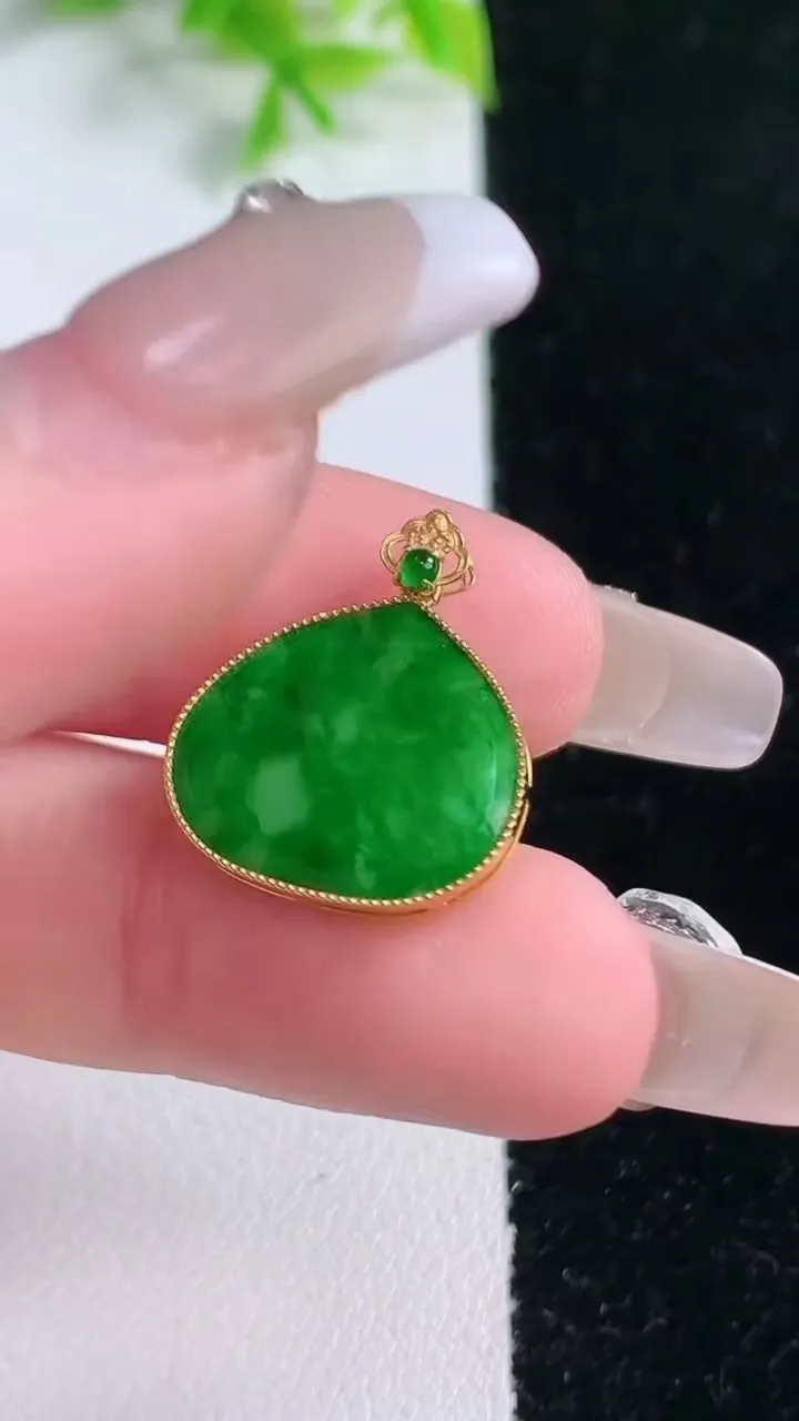 天然A货翡翠无事牌吊坠，尺寸14-17-1.6，重量:1.02g
1月16日