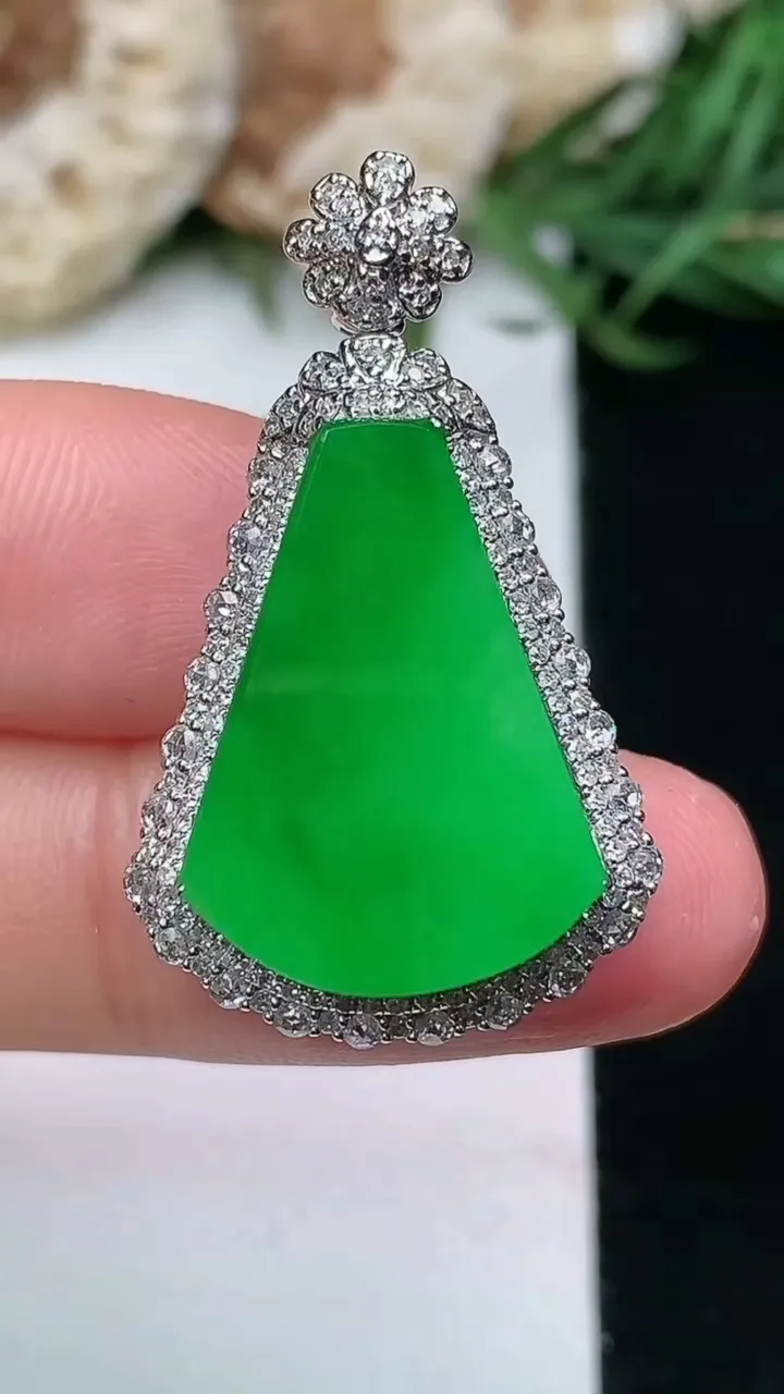 天然A货翡翠无事牌吊坠，尺寸31.6-19-9.5，裸石19.6-14，重量:5.38g
1月16日