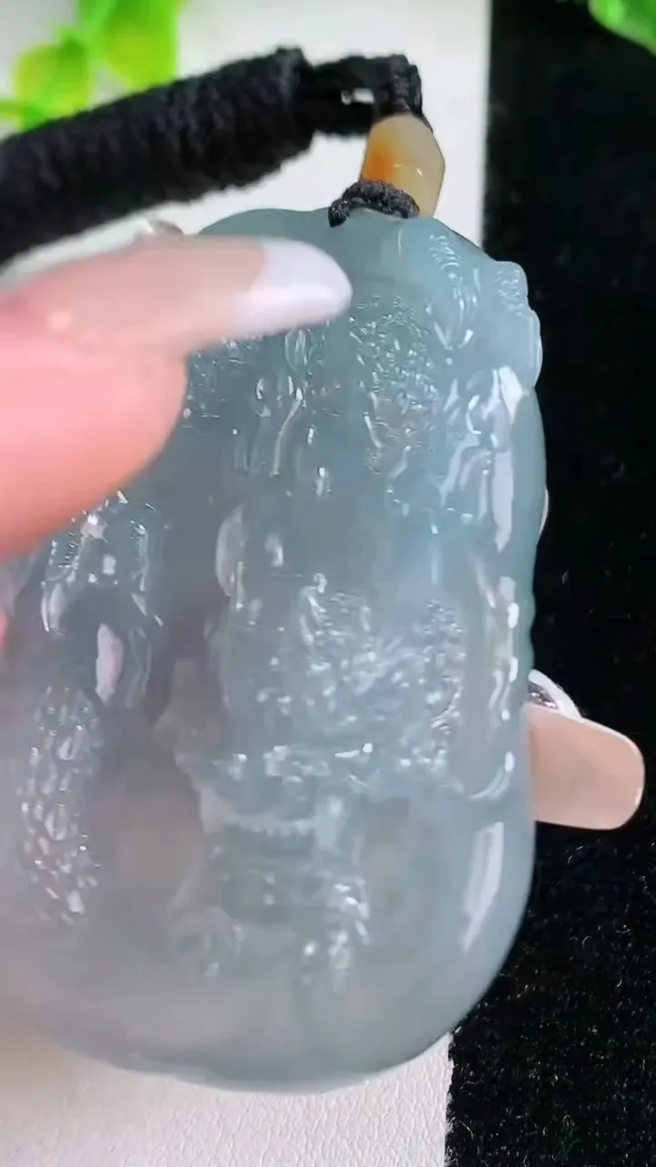 天然A货翡翠紫罗兰龙牌吊坠，尺寸57-35.5-11.5，重量:52.75g
1月16日