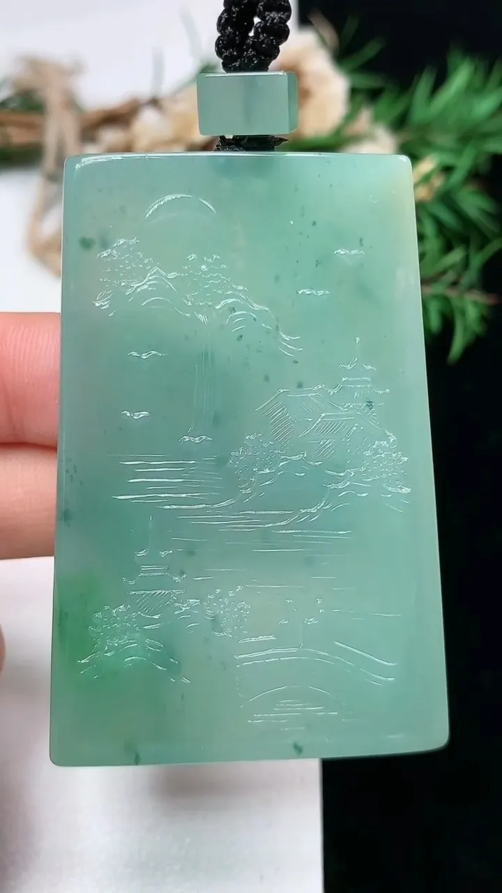 天然A货翡翠山水牌吊坠，尺寸58.6-39.8-5.9，重量:38.50g
1月16日