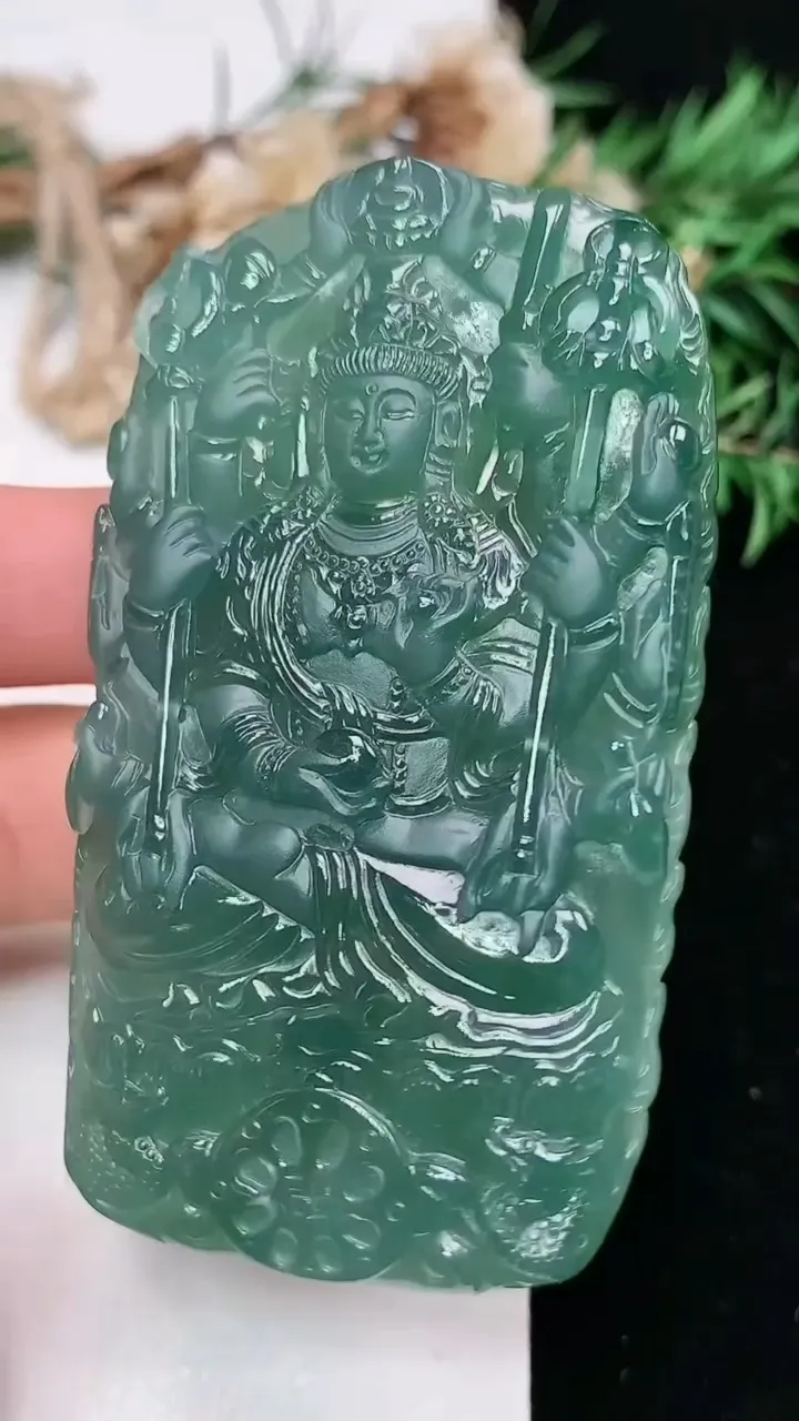 天然A货翡翠蓝水千手观音吊坠，尺寸70.8-40.4-7.2，重量:46.00g
1月16日