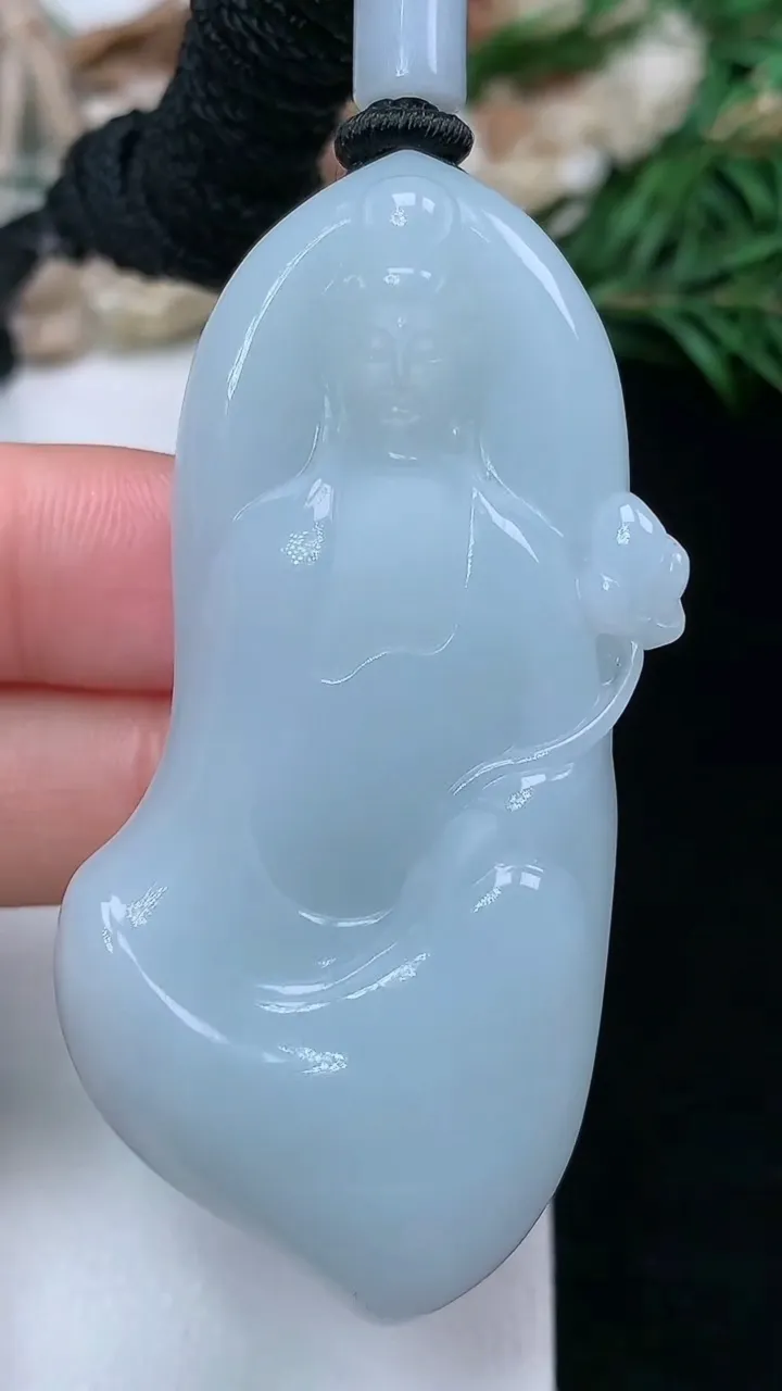 天然A货翡翠白冰大势至观音菩萨吊坠，尺寸59.6-28.4-12.5，重量:49.61g
1月16日