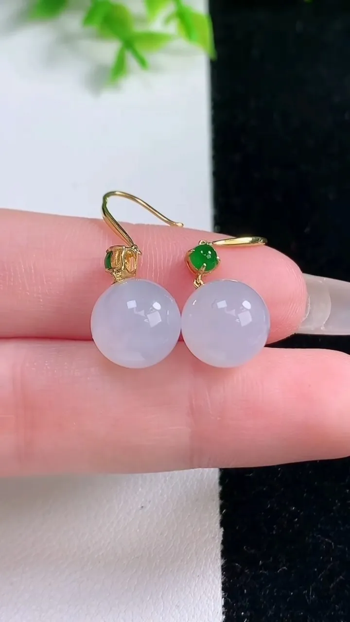 天然A货翡翠种白冰圆珠耳坠，尺寸10.2，重量:5.43g1月16日
工厂直销收藏佳品,种好水足，色泽均匀，有种有色，上手高大气！