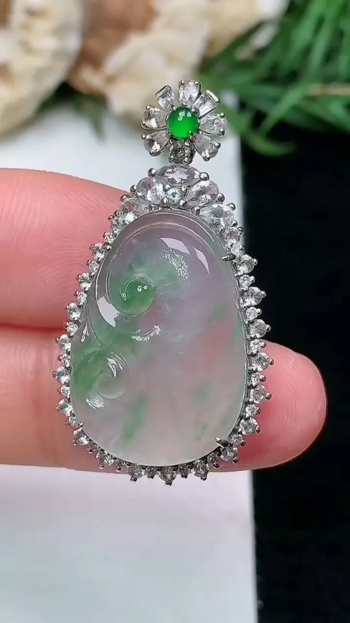 天然A货翡翠如意吊坠，尺寸33.2-18.2-8.5，裸石20.6-14.2，重量:4.83g
1月16日