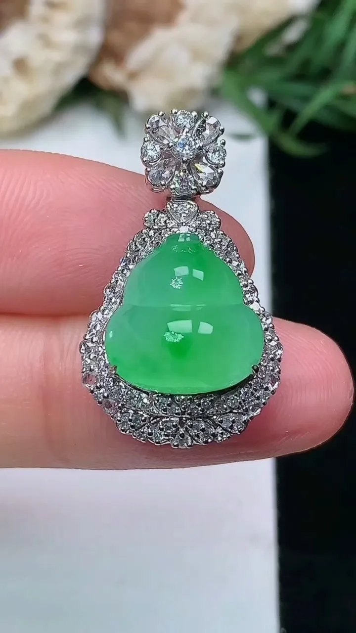 天然A货翡翠葫芦吊坠，尺寸26.5-15.7-12.2，裸石12-11.8，重量:4.67g
1月1