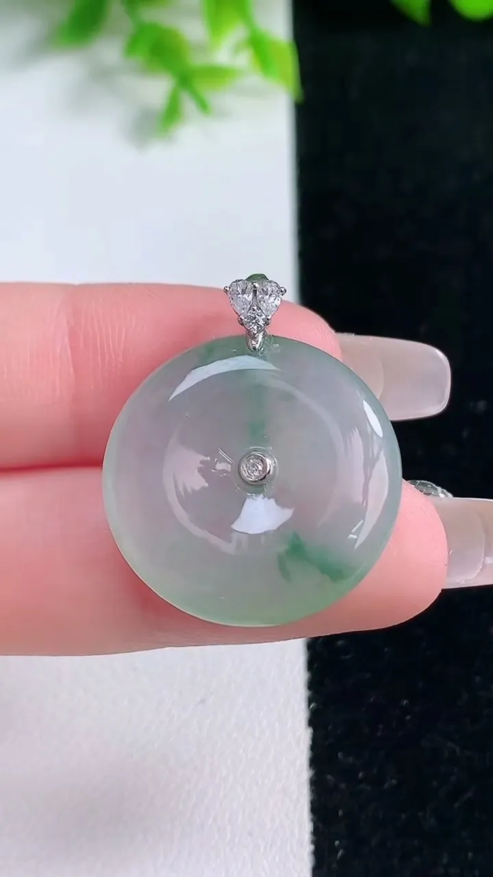 天然A货翡翠种飘花平安扣吊坠，尺寸23.2-4.4，重量:5.57g
1月16日