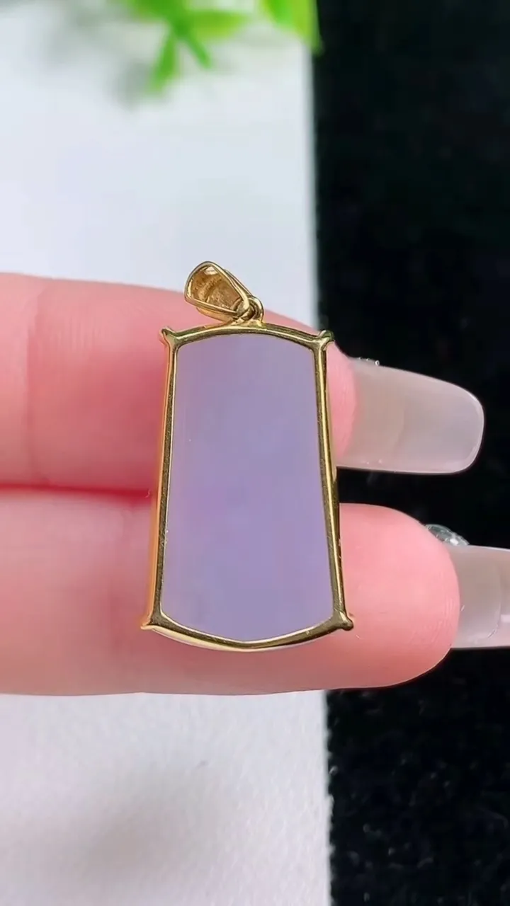 天然A货翡翠18K金紫罗兰无事牌吊坠，尺寸21.7-13.4-5，重量:4.04g
1月16日