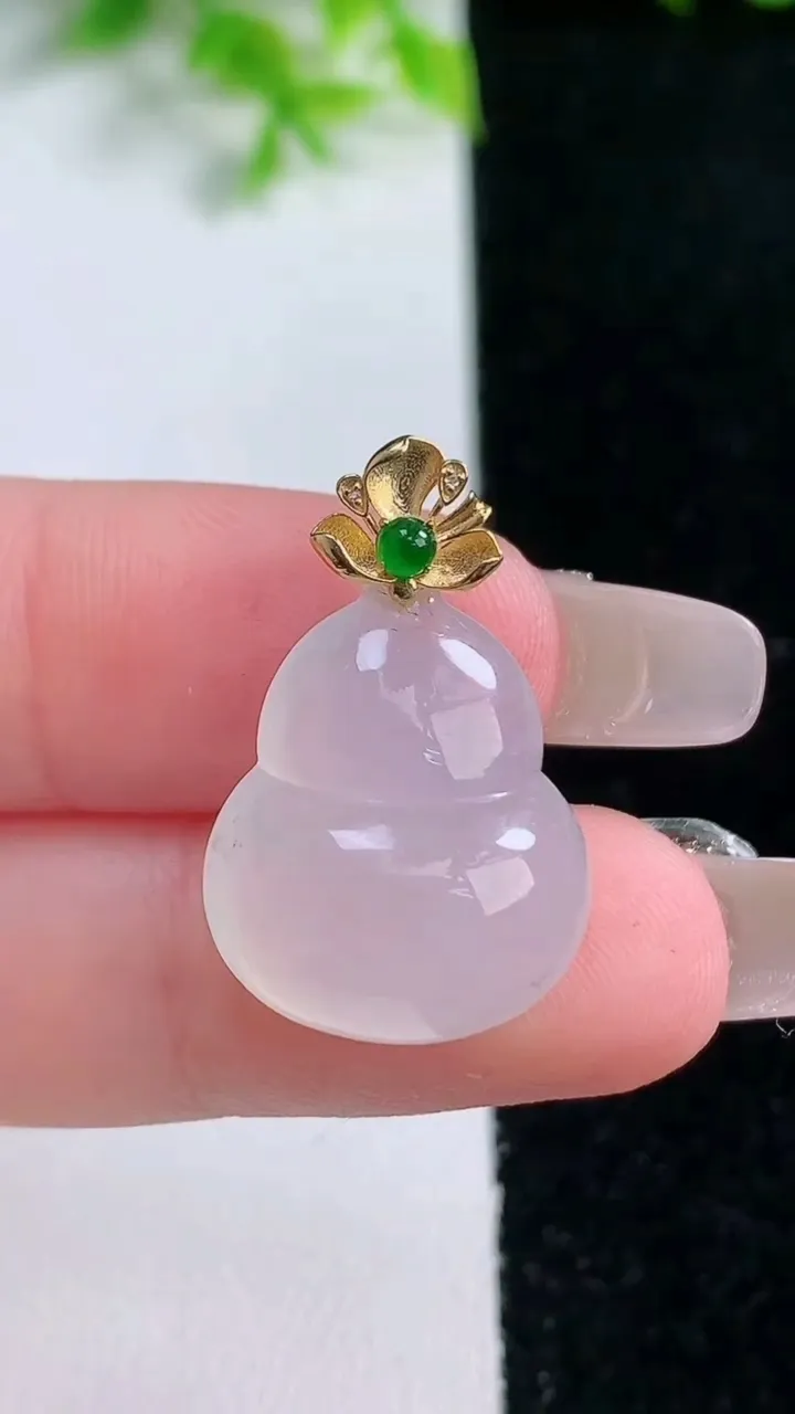 天然A货翡翠种白冰葫芦吊坠，尺寸21-16.6-7.8，重量:4.00g
1月16日