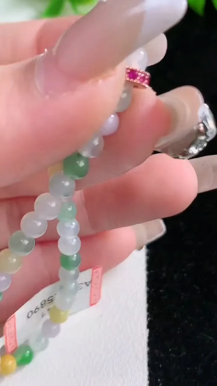 天然A货翡翠三彩圆珠手串，尺寸4.3-41颗，重量:7.80g1月16日
工厂直销收藏佳品,种好水足，色泽均匀，有种有色，上手高大气！