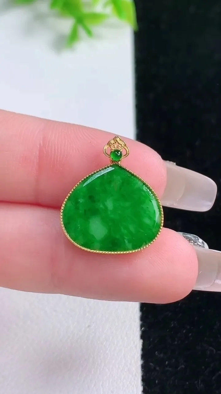 天然A货翡翠无事牌吊坠，尺寸14-17-1.6，重量:1.02g
1月16日